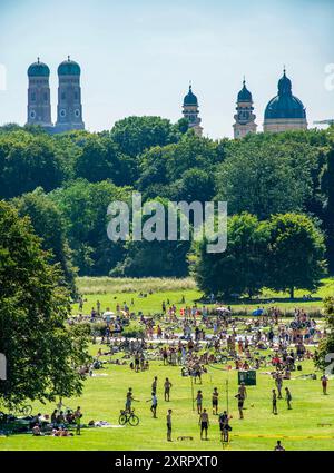 Englischer Garten, an einem heißen Sommertag suchen viele die Abkühlung am Eisbach, Wochenende, München, August 2024 Deutschland, München, August 2024, Blick vom Monopteros auf den Englischen Garten, viele Menschen genießen den warmen Sommertag, Temperaturen bei 30 Grad, viele erfrischen sich am Eisbach, Münchner Stadtsilhouette mit Frauenkirche und Theatinerkirche, Sonntagnachmittag, Sommer, Bayern, *** English Garden, an einem heißen Sommertag wollen sich viele Menschen im Eisbach abkühlen, Wochenende, München, August 2024 Deutschland, München, München, August 2024, Blick von den Monopteros zum Englischen Garten, Mann Stockfoto