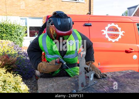 Schweißer, Schweißen, Schweißmaske, Schweißen von Metall, Punktschweißen, mig-Schweißen, mig-Schweißer, Legbourne Vogelscheuchen, Legbourne, Lincolnshire, Großbritannien, England, Stockfoto