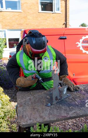 Schweißer, Schweißen, Schweißmaske, Schweißen von Metall, Punktschweißen, mig-Schweißen, mig-Schweißer, Legbourne Vogelscheuchen, Legbourne, Lincolnshire, Großbritannien, England, Stockfoto