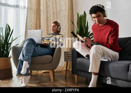 Ein glückliches multikulturelles Paar entspannt sich in einem modernen Apartment und genießt eine gute gemeinsame Zeit. Stockfoto