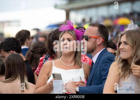 Ascot UK. August 2024. Racegoer beim Dubai Duty Free Shergar Cup auf der Ascot Racecourse in Berkshire. Kredit: Maureen McLean/Alamy Stockfoto