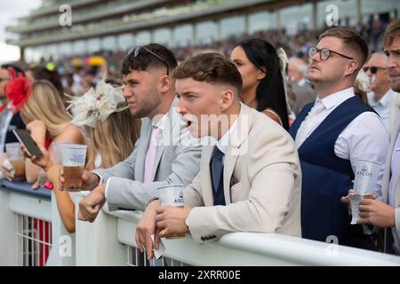 Ascot UK. August 2024. Racegoer beim Dubai Duty Free Shergar Cup auf der Ascot Racecourse in Berkshire. Kredit: Maureen McLean/Alamy Stockfoto