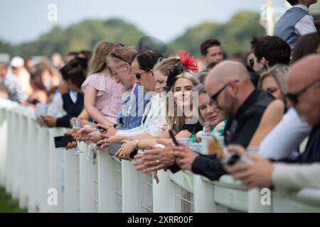 Ascot UK. August 2024. Racegoer beim Dubai Duty Free Shergar Cup auf der Ascot Racecourse in Berkshire. Kredit: Maureen McLean/Alamy Stockfoto