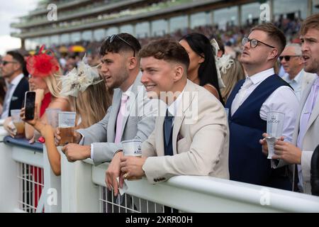 Ascot UK. August 2024. Racegoer beim Dubai Duty Free Shergar Cup auf der Ascot Racecourse in Berkshire. Kredit: Maureen McLean/Alamy Stockfoto