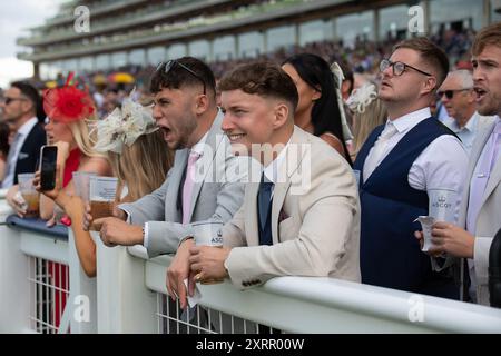 Ascot UK. August 2024. Racegoer beim Dubai Duty Free Shergar Cup auf der Ascot Racecourse in Berkshire. Kredit: Maureen McLean/Alamy Stockfoto