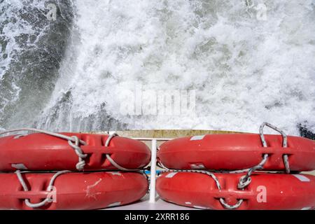 Spritzen von Meereswellen hinter Passagierfähren oder Schiffen auf See Stockfoto