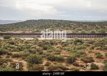 Jacumba Hot Springs, Usa. August 2024. Ein allgemeiner Blick auf die Grenzmauer von der Seite der Vereinigten Staaten. Die Gegend in Jacumba Hot Springs in Kalifornien ist einer der beliebtesten Orte, an denen Migranten die Grenze von Mexiko in die Vereinigten Staaten überqueren. Obwohl auf beiden Seiten viele Offiziere patrouillieren, kommen jeden Tag Hunderte von Migranten in die Vereinigten Staaten. Quelle: SOPA Images Limited/Alamy Live News Stockfoto