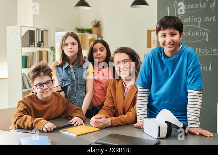 Lächelnde Lehrerin mit Gruppe von Kindern Stockfoto