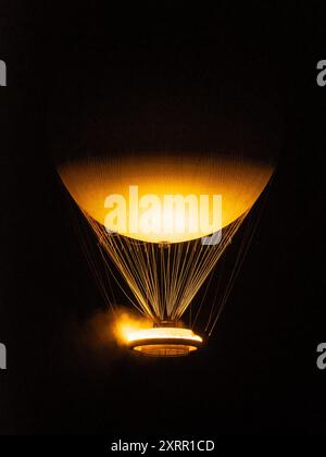 Paris, Frankreich, 10. August 2024. Fliegender Kessel Olympische Flamme am Himmel bei Nacht in den Tuilerien - Jacques Julien / Alamy Live News Stockfoto