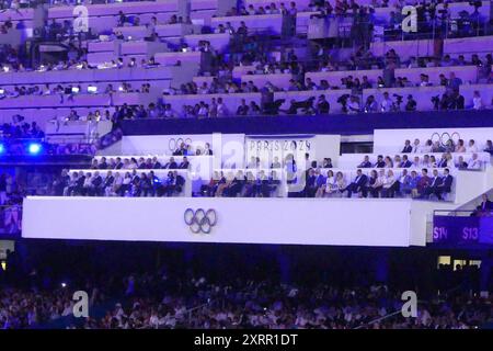 Stade de France, 93200 St. Denis, Frankreich, 11. August 2024. Unter dem Vorsitz des französischen Präsidenten Emmanuel Macron und Thomas Bach, Präsident des Internationalen Olympischen Komitees und Präsident des Olympischen Organisationskomitees von Paris 2024, Tony Estanguet, wird die Olympische Flagge von der Bürgermeisterin von Paris Ann Hidalgo an den Bürgermeister von Los Angeles Karen Bass übergeben. der für einen Moment die Flagge an Olympiasieger Simone Biles übergibt -- ein olympisches Ritual, das den Höhepunkt der olympischen Abschlusszeremonien und den Vorhang für die Olympischen Spiele 2024 in Paris symbolisiert. Quelle: ©Julia Mineeva/EGBN TV News/Alamy Live News Stockfoto