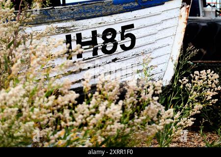 Altes hölzernes Fischerboot an der Küste von Aldeburgh, Suffolk, England Stockfoto
