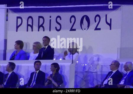 Stade de France, 93200 St. Denis, Frankreich, 11. August 2024. Unter dem Vorsitz des französischen Präsidenten Emmanuel Macron und Thomas Bach, Präsident des Internationalen Olympischen Komitees und Präsident des Olympischen Organisationskomitees von Paris 2024, Tony Estanguet, wird die Olympische Flagge von der Bürgermeisterin von Paris Ann Hidalgo an den Bürgermeister von Los Angeles Karen Bass übergeben. der für einen Moment die Flagge an Olympiasieger Simone Biles übergibt -- ein olympisches Ritual, das den Höhepunkt der olympischen Abschlusszeremonien und den Vorhang für die Olympischen Spiele 2024 in Paris symbolisiert. Quelle: ©Julia Mineeva/EGBN TV News/Alamy Live News Stockfoto
