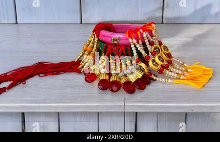 Rakhi auf weißem Hintergrund, Aufnahme von Rakhi während des Raksha Bandhan Festivals Stockfoto