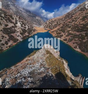 Panorama der Landschaft des Koksay-Sees mit blauem klarem Wasser in den Tien Shan-Bergen in Kasachstan im Herbst. Draufsicht von einer Drohne Stockfoto