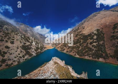 Panorama der Landschaft des Koksay-Sees mit blauem klarem Wasser in den Tien Shan-Bergen in Kasachstan im Herbst. Draufsicht von einer Drohne Stockfoto