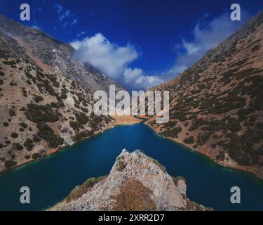 Panorama der Landschaft des Koksay-Sees mit blauem klarem Wasser in den Tien Shan-Bergen in Kasachstan im Herbst. Draufsicht von einer Drohne Stockfoto