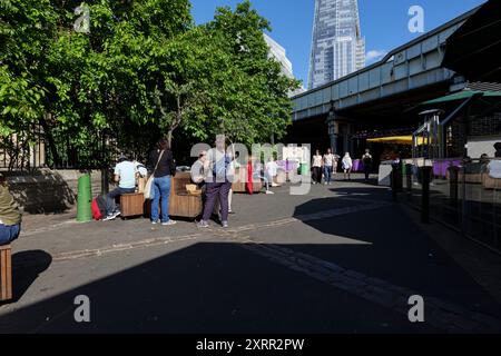 London - 06 10 2022: Menschen, die in der Nähe des Borough Market sitzen Stockfoto