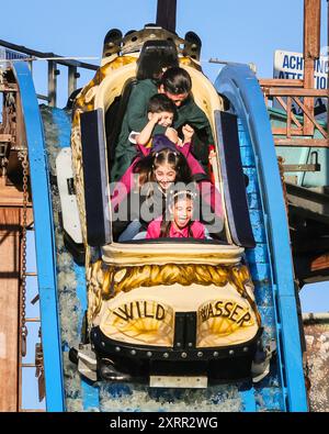 Herne, NRW, Deutschland. August 2024. Am letzten Tag des Cranger Kirmes, Deutschlands zweitgrößtem Jahrmarkt, im Herzen des Ruhrgebiets, genießen Zehntausende die Fahrgeschäfte und Attraktionen bei herrlicher, heißer Sonne bei Temperaturen um 30 Grad. Die Messe hat in Herne Crange eine lange Tradition, die bis zu einem mittelalterlichen Markt zurückreicht und jährlich etwa 4 Millionen Besucher anzieht. Quelle: Imageplotter/Alamy Live News Stockfoto