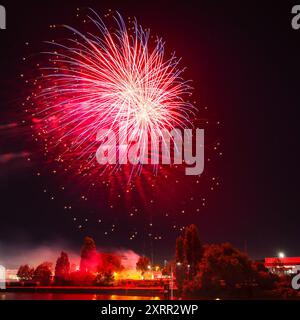 Herne, NRW, Deutschland. August 2024. Der Jahrmarkt endet mit einem Feuerwerk über dem Kanal. Am letzten Tag des Cranger Kirmes, Deutschlands zweitgrößtem Jahrmarkt, im Herzen des Ruhrgebiets, genießen Zehntausende die Fahrgeschäfte und Attraktionen bei herrlicher, heißer Sonne bei Temperaturen um 30 Grad. Die Messe hat in Herne Crange eine lange Tradition, die bis zu einem mittelalterlichen Markt zurückreicht und jährlich etwa 4 Millionen Besucher anzieht. Quelle: Imageplotter/Alamy Live News Stockfoto