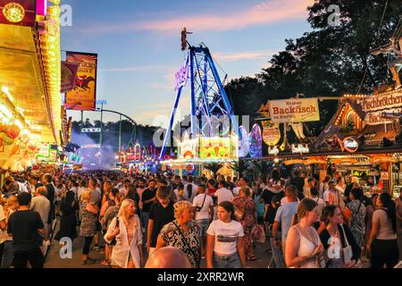 Herne, NRW, Deutschland. August 2024. Am letzten Tag des Cranger Kirmes, Deutschlands zweitgrößtem Jahrmarkt, im Herzen des Ruhrgebiets, genießen Zehntausende die Fahrgeschäfte und Attraktionen bei herrlicher, heißer Sonne bei Temperaturen um 30 Grad. Die Messe hat in Herne Crange eine lange Tradition, die bis zu einem mittelalterlichen Markt zurückreicht und jährlich etwa 4 Millionen Besucher anzieht. Quelle: Imageplotter/Alamy Live News Stockfoto