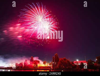 Herne, NRW, Deutschland. August 2024. Der Jahrmarkt endet mit einem Feuerwerk über dem Kanal. Am letzten Tag des Cranger Kirmes, Deutschlands zweitgrößtem Jahrmarkt, im Herzen des Ruhrgebiets, genießen Zehntausende die Fahrgeschäfte und Attraktionen bei herrlicher, heißer Sonne bei Temperaturen um 30 Grad. Die Messe hat in Herne Crange eine lange Tradition, die bis zu einem mittelalterlichen Markt zurückreicht und jährlich etwa 4 Millionen Besucher anzieht. Quelle: Imageplotter/Alamy Live News Stockfoto