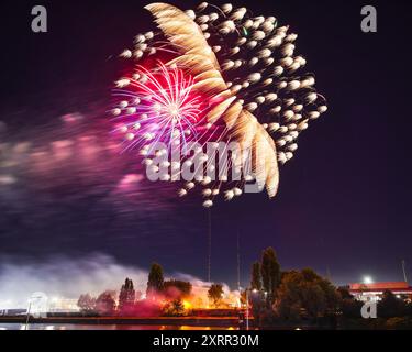 Herne, NRW, Deutschland. August 2024. Der Jahrmarkt endet mit einem Feuerwerk über dem Kanal. Am letzten Tag des Cranger Kirmes, Deutschlands zweitgrößtem Jahrmarkt, im Herzen des Ruhrgebiets, genießen Zehntausende die Fahrgeschäfte und Attraktionen bei herrlicher, heißer Sonne bei Temperaturen um 30 Grad. Die Messe hat in Herne Crange eine lange Tradition, die bis zu einem mittelalterlichen Markt zurückreicht und jährlich etwa 4 Millionen Besucher anzieht. Quelle: Imageplotter/Alamy Live News Stockfoto