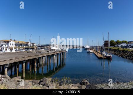 Ein Yachthafen in Port Townsend mit Booten, die entlang hölzernen Piers angedockt sind Stockfoto