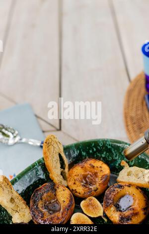 Gegrillte Sommerpfirsiche in Schüssel auf dem Sommertisch Stockfoto