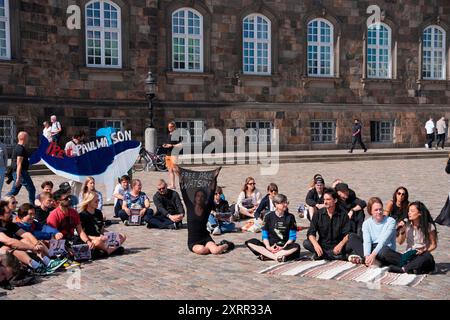 Kopenhagen, Dänemark. August 2024. Joseph Duplantier von der französischen Heavy-Metal-Band Gojira und Leadsänger Jonas Bjerre in der dänischen Band Mew während einer Unterstützungsdemonstration für Umweltaktivist Paul Watson bei Christiansborg Slotsplads in Kopenhagen am Montag, den 12. August 2024. Die Demonstration wird von Alternativet organisiert. Paul Watson ist in Nuuk, Grönland, inhaftiert. Japan hat die Auslieferung von Paul Watson verlangt. (Foto: Emil Helms/Scanpix 2024) Credit: Ritzau/Alamy Live News Stockfoto