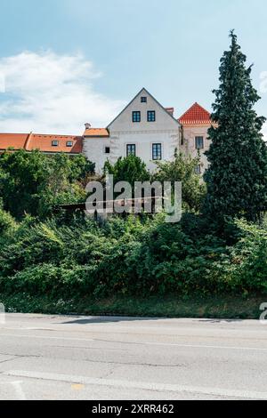 Wunderschönes historisches Haus umgeben von üppigem Grün auf einer sonnigen Sonne Stockfoto