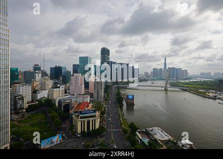 Die BA Son Bridge führt über den Saigon River in HCM Stockfoto