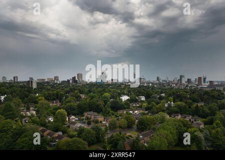 Birmingham, Großbritannien. August 2024. An den heißesten Tagen des Jahres schweben Donner Wolken über dem Stadtzentrum von Birmingham. Kurze, scharfe Schauer treffen die Region zusammen mit rollendem Donner. - Credit: Stop Press Media/Alamy Live News Stockfoto