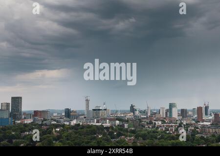 Birmingham, Großbritannien. August 2024. An den heißesten Tagen des Jahres schweben Donner Wolken über dem Stadtzentrum von Birmingham. Kurze, scharfe Schauer treffen die Region zusammen mit rollendem Donner. - Credit: Stop Press Media/Alamy Live News Stockfoto