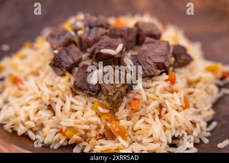 Ein Teller Reis und Fleisch mit Karotten drauf Stockfoto