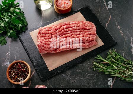 Hackfleisch auf einem schwarzen Steinbrett Stockfoto