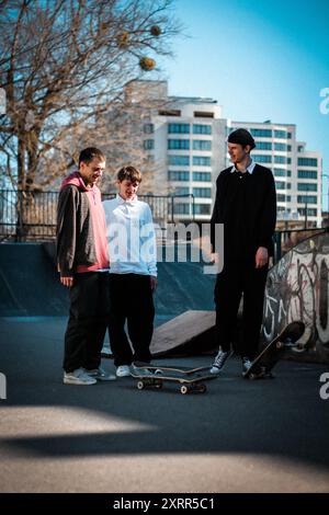 Drei junge Skateboarder in einem Skatepark in einer Stadt. Stockfoto