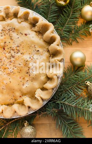 Ungebackener Kuchen mit gewürzter Kruste, verziert mit festlichem Ornament Stockfoto