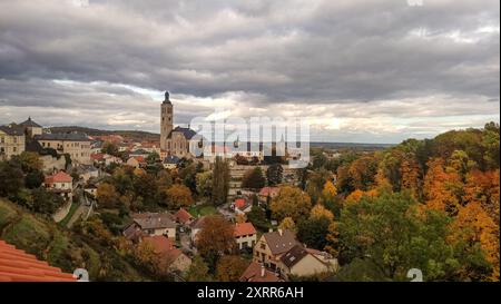 Kutna Hora, Tschechische republik - 28. Oktober 2023: Blick auf die Dächer der Stadt im Herbst Stockfoto