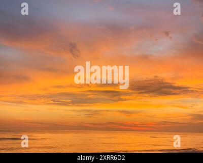 Wunderschöner goldener Sonnenuntergang über dem Golf von Mexiko Stockfoto