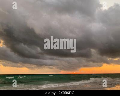 Dramatischer Sonnenuntergang über dem Golf von Mexiko Anna Maria Island Stockfoto