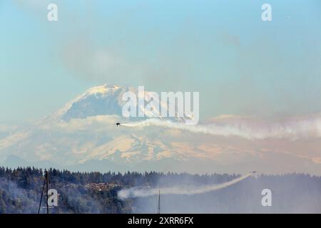 Zwei Kampfflugzeuge fliegen kopfüber mit dem Berg Rainier dahinter Stockfoto