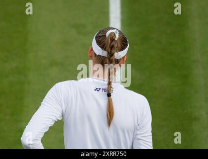 Rückansicht der kasachischen Tennisspielerin Elena Rybakina bei den Wimbledon Championships 2024 in London, England. Stockfoto