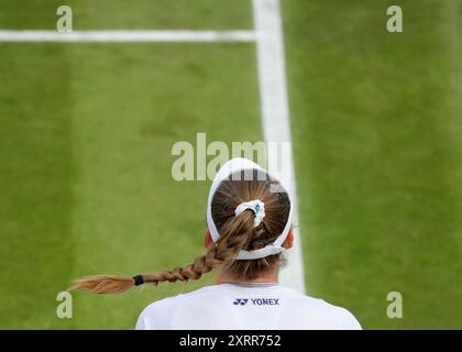 Rückansicht der kasachischen Tennisspielerin Elena Rybakina bei den Wimbledon Championships 2024 in London, England. Stockfoto