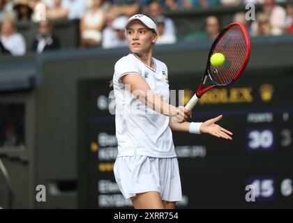 Die kasachische Tennisspielerin Elena Rybakina in Aktion bei den Wimbledon Championships 2024 in London, England. Stockfoto