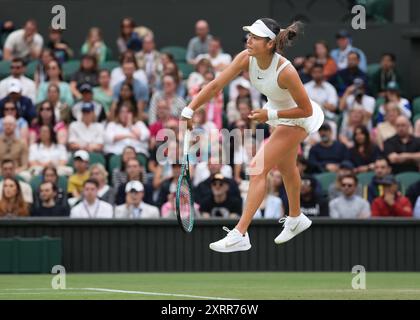 Die britische Tennisspielerin Emma Raducanu im Einsatz bei den Wimbledon Championships 2024 in London, England. Stockfoto