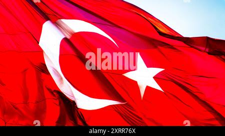 29 Ekim Cumhuriyet Bayrami kutlu olsun oder glückliches 101. Jubiläum des 29. oktober republikanischen Tages der Türkei. Türkische Flagge und Kopierbereich. Stockfoto