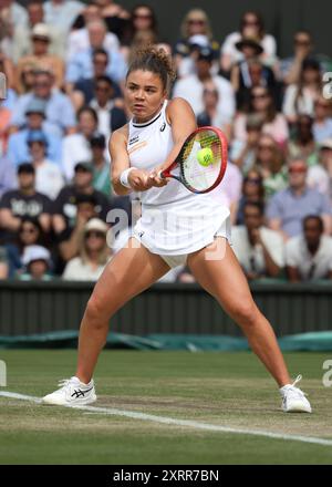 Die italienische Tennisspielerin Jasmine Paolini im Einsatz bei den Wimbledon Championships 2024 in London, England. Stockfoto