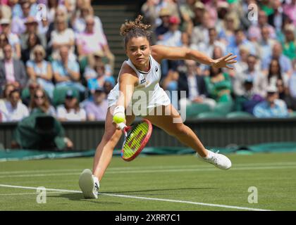 Die italienische Tennisspielerin Jasmine Paolini im Einsatz bei den Wimbledon Championships 2024 in London, England. Stockfoto