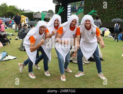 Carota Jungen in Wimbledon weiß gekleidet bei den Wimbledon Championships 2024 in London, England. Stockfoto