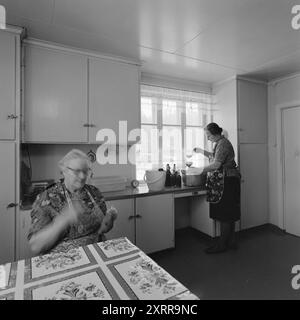 Aktuell 1-8-1968: Siljanbygda mit Hut in der Hand. Landbesitzer Gerhard Aage Treschow, Larvik, Eigentümer ca. 90 Prozent der Gemeinde Siljan in Telemark. Er entzieht jedes Jahr riesige Geldbeträge aus Siljans großen Wäldern, hat aber in den letzten fünf Jahren keinen Cent Einkommensteuer an dieselbe Gemeinde gezahlt. Und die Steuerregeln sind schuld. Zum ersten Mal erhielt Siljan 100.000 NOK vom Steuerausgleichsfonds. Der Pächter Håkon Helgerød in Grorud im hohen Norden Siljans ist im Wald, während seine Mutter und Frau mit Weihnachtsvorbereitungen beschäftigt sind. Inge Grindlia mit ihr Stockfoto